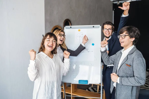 Businesspeople with whiteboard discussing strategy in a meeting — Stock Photo, Image