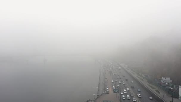 Een stad bedekt met mist. Stadsverkeer, vanuit de lucht bekeken — Stockvideo