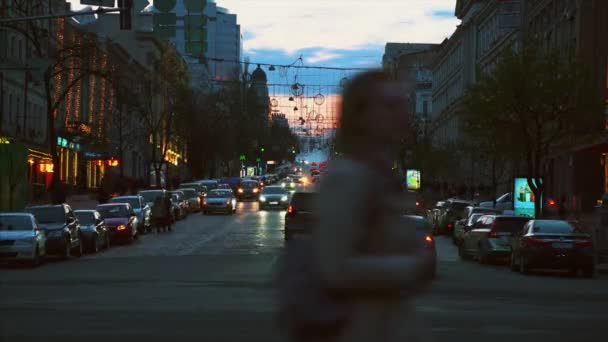 KIEV, UCRANIA - 14 de abril de 2019: Vista nocturna de las calles de Kiev. Un alboroto urbano. Calle Bogdan Khmelnitsky — Vídeos de Stock