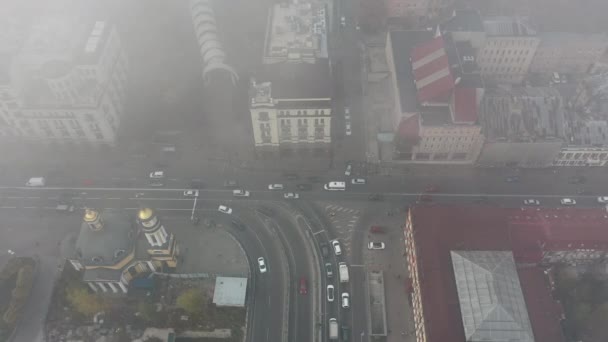 Sis kaplı bir şehir. Şehir trafiği, hava manzarası — Stok video