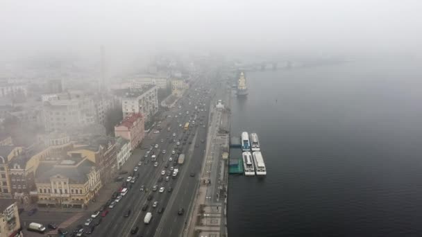 Město pokryté mlhou. Provoz ve městě, letecký pohled — Stock video