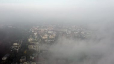 Şehrin sisli havadan görünüşü