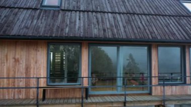 Güzel genç kadın odada karın egzersizi yapıyor.