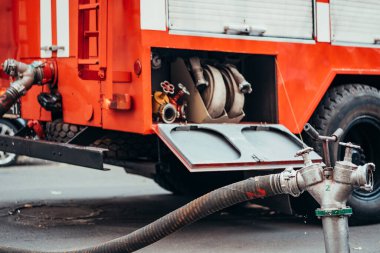 Bir Yapı Yangını sırasında Yangın Yangın Yangın Musluğu Kullanımda