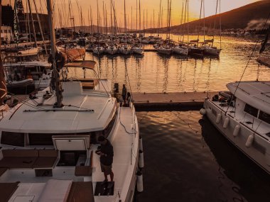 Hava manzarası, yelkenli yatlar, motorlu yatlar, Hırvatistan. Gün batımı