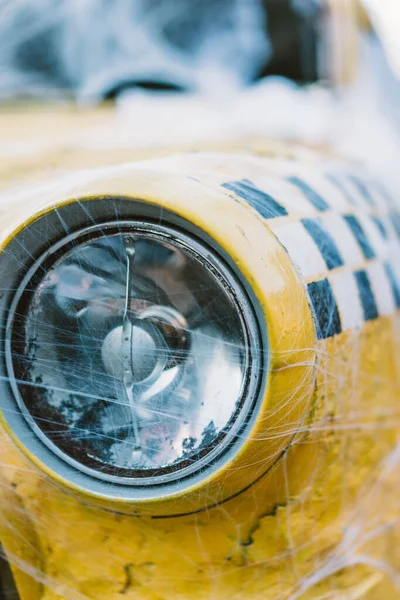 Vecchio taxi giallo retrò decorato con ragnatele — Foto Stock