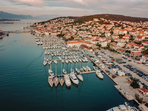 Uitzicht op de lucht, zeiljachten, motorjachten en catamarans, Kroatië — Stockfoto