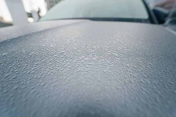 Raindrops on the hood of the car. Close-up. — Stock Photo, Image