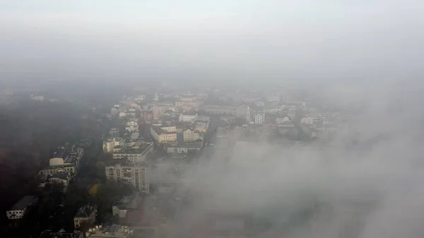 Вид з повітря на місто в тумані — стокове фото