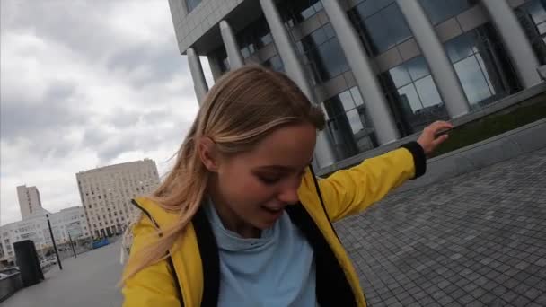 Blond vrouwelijke hipster vrouw rijden op het longboard in de straat op de stad. — Stockvideo