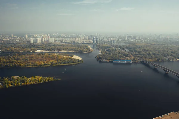 Voo sobre a ponte em Kiev. Fotografia aérea — Fotografia de Stock