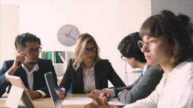 Başlangıç Çeşitliliği Takım Çalışması Beyin Fırtınası Buluşma Konsepti. Planlayan İnsanlar.