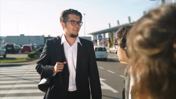 Equipo de negocios dos hombres y una mujer trabajando juntos fuera . — Vídeos de Stock