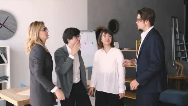 Cheerful young group of people discuss something in the office and giving high five — Stok video