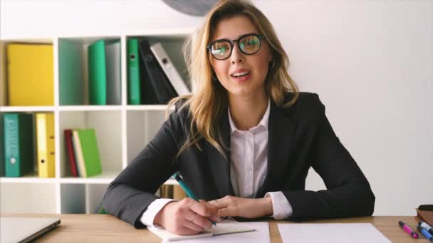 Χαμογελάστε επιχειρηματίας κάθεται στο γραφείο της κρατώντας ένα στυλό εργασίας με έγγραφα υπογράψει συμβόλαιο — Αρχείο Βίντεο