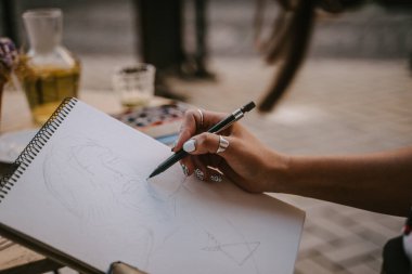 Sokak ressamı sokakta bir resim çizmiş.