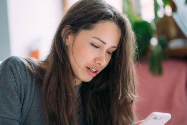 Güzel bayan öğrenci yaklaşan sınava hazırlanıyor..