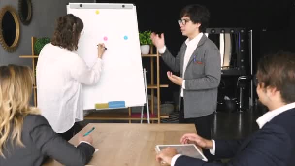 Affärsmän med whiteboard diskuterar strategi vid ett möte — Stockvideo