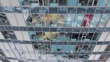 Cam çelik bina cephesinde sokak yansıması