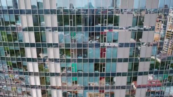 Reflexión callejera sobre fachada de edificio de acero de vidrio — Vídeos de Stock