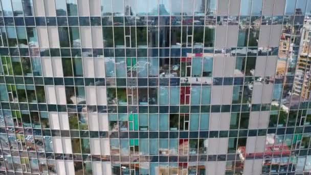 Réflexion de rue sur façade de bâtiment en acier verre — Video