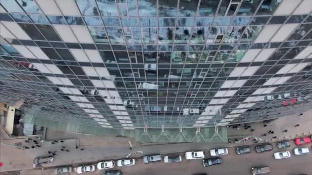 Reflexão de rua na fachada de construção de aço de vidro — Vídeo de Stock