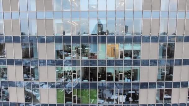 Street reflektion över glas stål byggnad fasad — Stockvideo