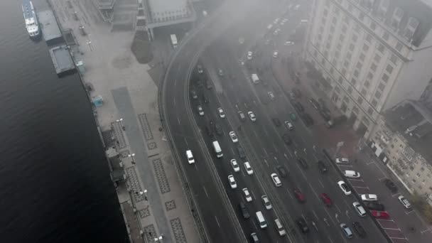 Sis kaplı bir şehir. Şehir trafiği, hava manzarası — Stok video