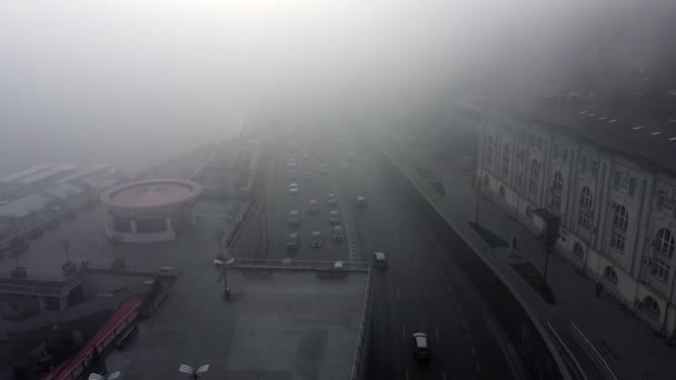 Sis kaplı bir şehir. Şehir trafiği, hava manzarası — Stok video