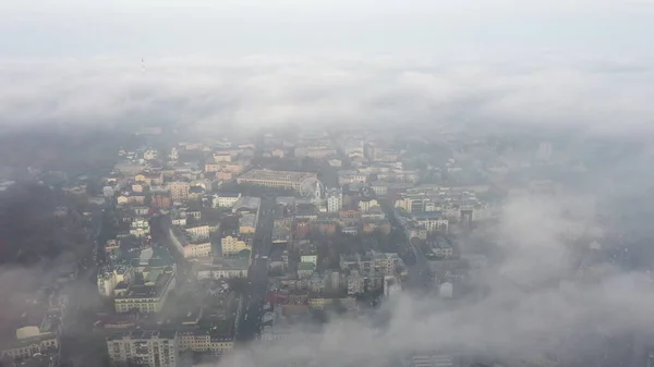 Вид с воздуха на город в тумане — стоковое фото