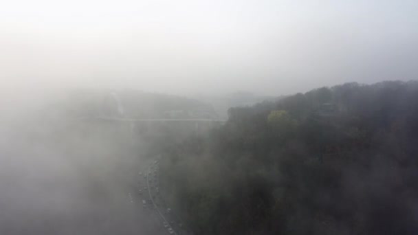 Una ciudad cubierta de niebla. Tráfico urbano, vista aérea — Vídeo de stock