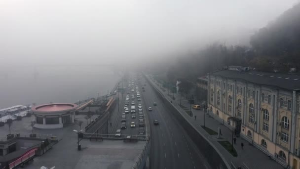 Sis kaplı bir şehir. Şehir trafiği, hava manzarası — Stok video