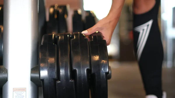 Aantrekkelijke jonge vrouw is bezig met fitness sportclub — Stockfoto