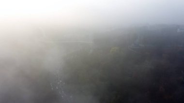 Sis kaplı bir şehir. Şehir trafiği, hava manzarası