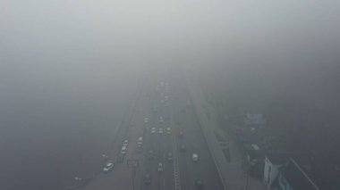 Sis kaplı bir şehir. Şehir trafiği, hava manzarası