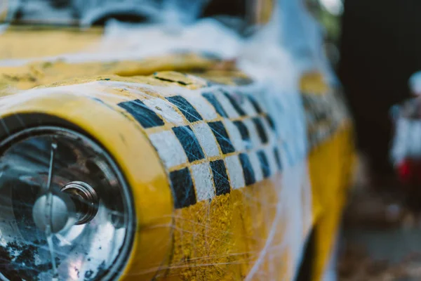 Vecchio taxi giallo retrò decorato con ragnatele — Foto Stock
