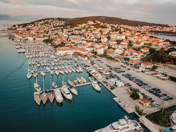 Uitzicht op de lucht, zeiljachten, motorjachten en catamarans, Kroatië — Stockfoto