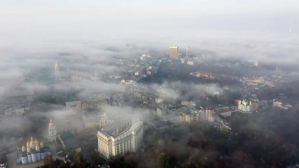 Вид з повітря на місто в тумані — стокове фото