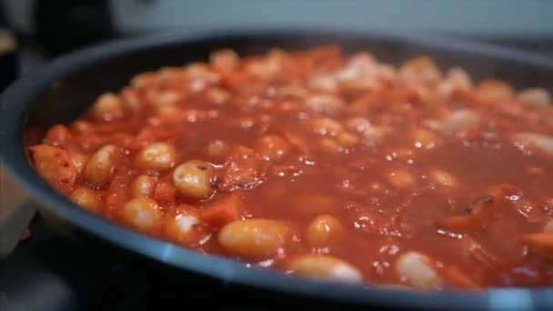 Haricots bouillis frais dans une casserole — Video