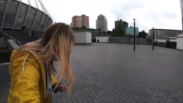 Blond vrouwelijke hipster vrouw rijden op het longboard in de straat op de stad. — Stockvideo