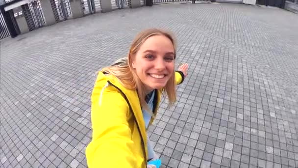 Блондинка жінка-хіпстер, що їде на дошці на вулиці в місті . — стокове відео