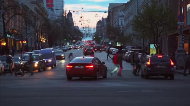 キエフ、ウクライナ-エイプリル14 、 2019:キエフの街の夜景。都会的な騒ぎだ。ボグダン・クメルニツキー通り — ストック動画