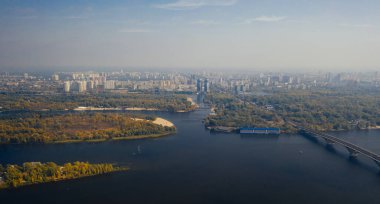 Kiev 'deki köprünün üzerinden uçuş. Hava fotoğrafçılığı