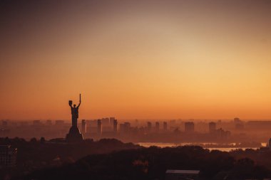 Anavatanın anıtı gün batımında. Kiev, Ukrayna 'da.