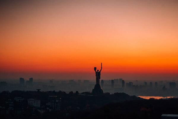 Памятник Родине на закате. В Киеве, Украина
.