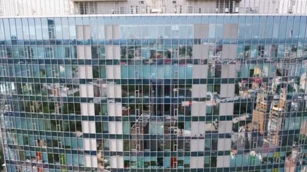 Reflexión callejera sobre fachada de edificio de acero de vidrio — Vídeos de Stock