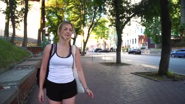 Deporte fitness mujer caminando al aire libre. Retrato de niña bonita con figura delgada y cara de belleza — Vídeos de Stock
