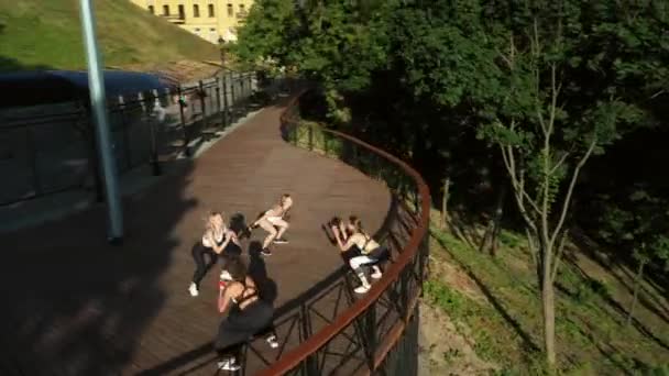 Flickor joggar. Friska livsstil koncept. Sportflickor. Atletiska unga kvinnor gör morgonövningar. — Stockvideo