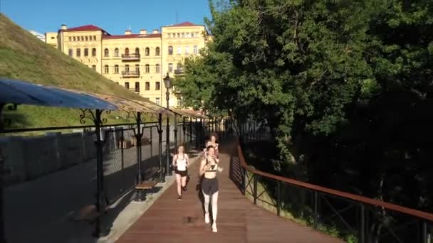 Chicas corriendo. Concepto de estilo de vida saludable. Chicas del deporte. Mujeres jóvenes atléticas haciendo ejercicios matutinos . — Vídeo de stock