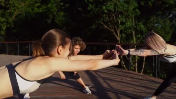 Sporla uğraşan kız sporcular. Atletik genç kadınlar sabah egzersizleri yapıyor.. — Stok video